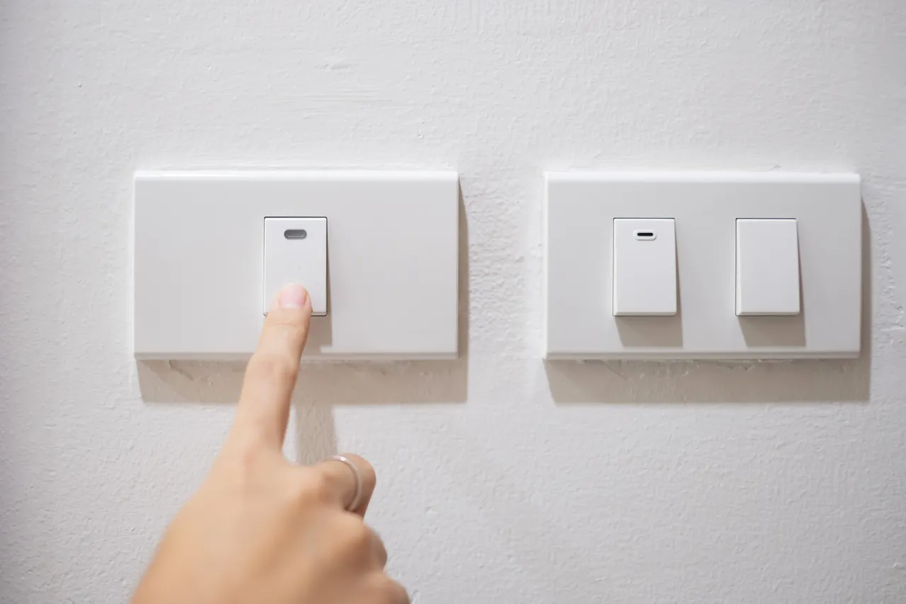 Come sbiancare interruttori e termostati ingialliti: il metodo rapido a costo zero Come sbiancare interruttori e termostati ingialliti: il metodo rapido a costo zero